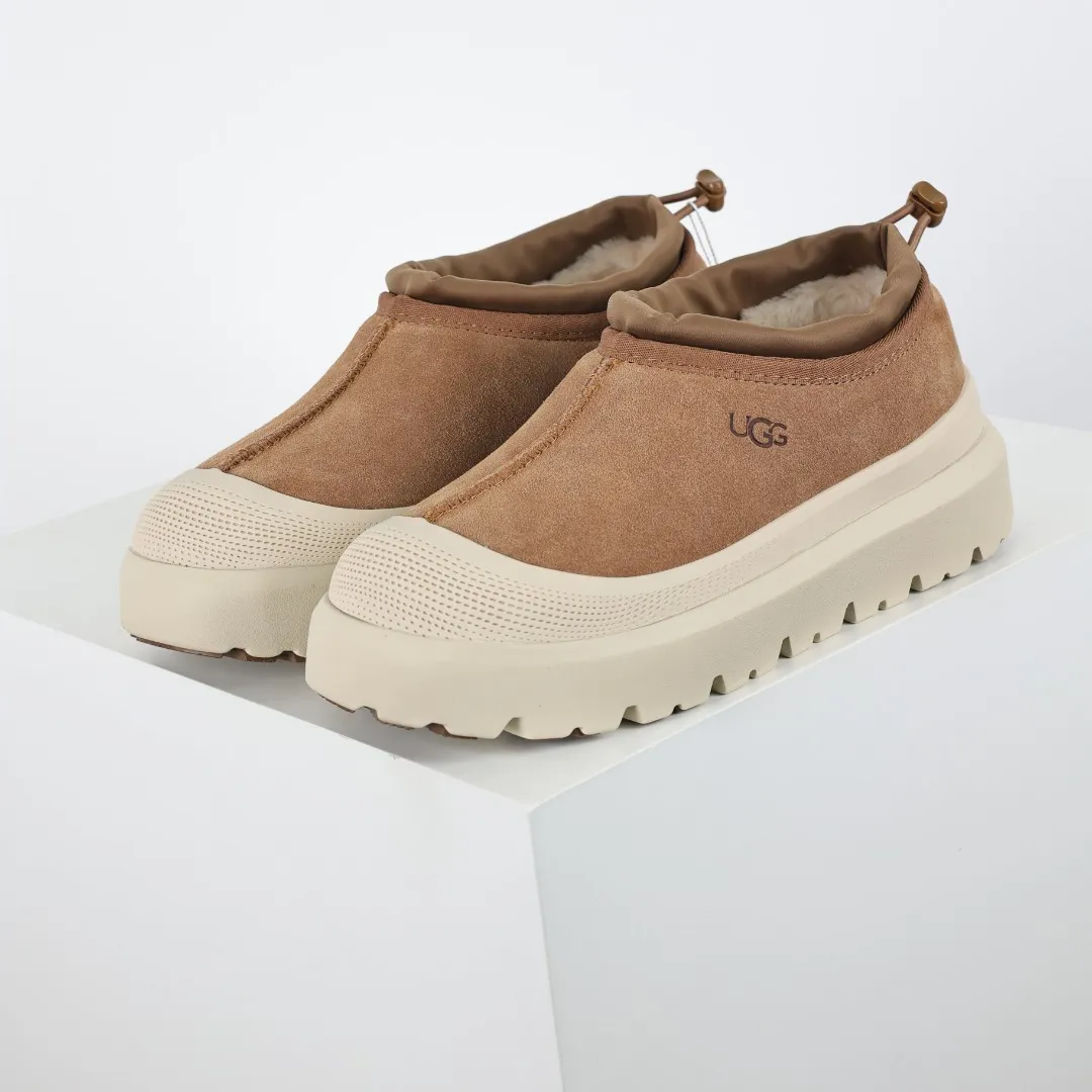 Pick up locally 💰620 Core recommendation Good price Cashmere insoles are a very suitable choice for keeping warm in winter and at home. In the new year, uug launched a series of styles, which are partial to the preferences of young consumers and have also moved to the forefront of fashion trends. Shoe body material Water-repellent coated suede upper 17mm UGGPURE™ implanted wool insole Lightweight non-slip comfortable rubber outsole With brand LOGO Trademark Comes with a full set of packaging Size: 35 36 37 38 39 40 41 42 43 44